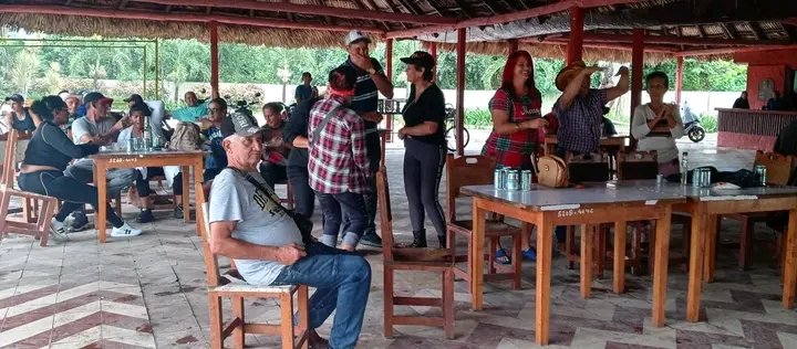 PedroRodrg73709's tweet image. La Peña Campesina Roberto Pérez Inmemoria se desarrolló con gran éxito donde el público disfrutó de nuestra música campesina poderosa tradición de todos los tiempos.
#Taguasco 
#CulturaTaguasco 
#CubaEsCultura
#SanctiSpíritusEnMarcha