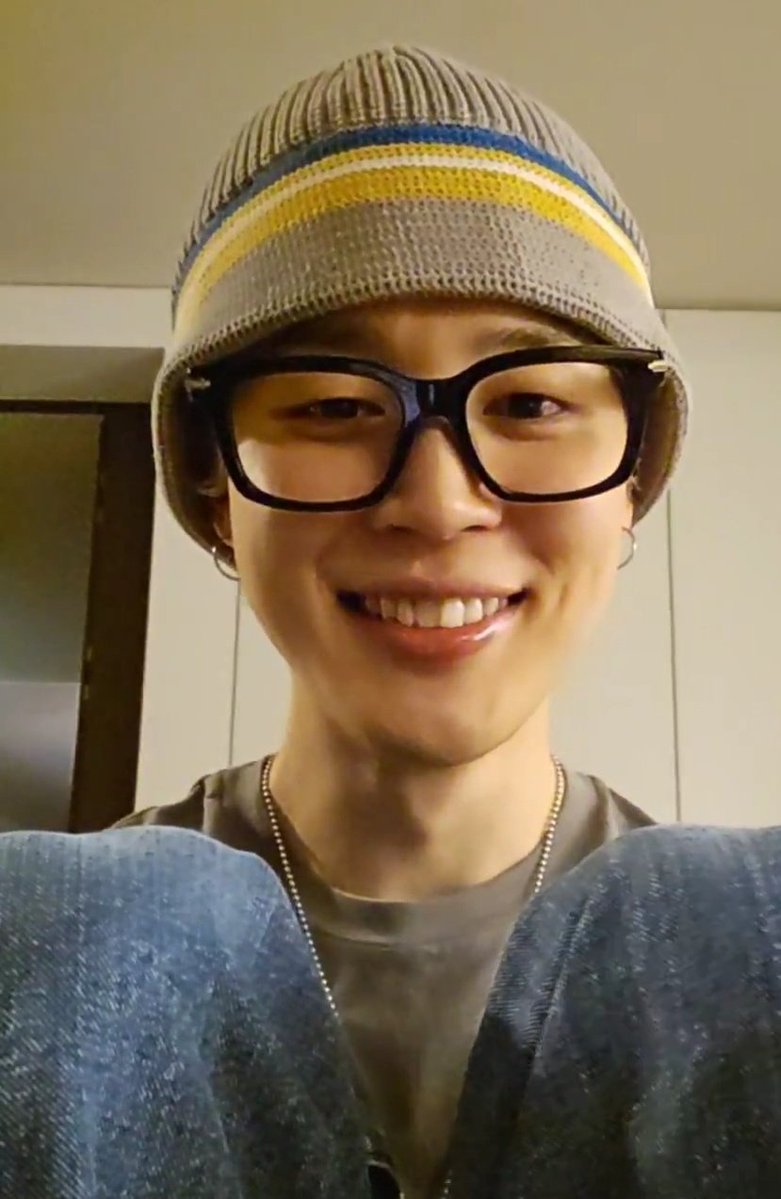 winnttaebear's tweet image. His smile