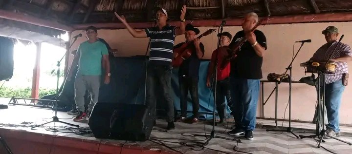 PedroRodrg73709's tweet image. La Peña Campesina Roberto Pérez Inmemoria se desarrolló con gran éxito donde el público disfrutó de nuestra música campesina poderosa tradición de todos los tiempos.
#Taguasco 
#CulturaTaguasco 
#CubaEsCultura
#SanctiSpíritusEnMarcha