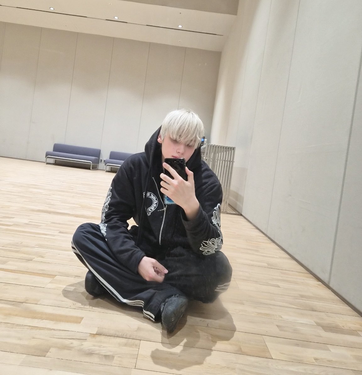 [251013] weverse dm 🐧💬 

🐧 i finally changed my phone
🐧 later i’m going to try to take a mirror selfie with the phone folded too