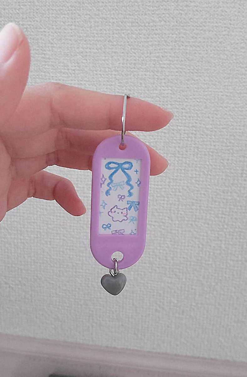 新しいキーホルダー作ってみてるよ〜
2枚目みたいにチャームがつく予定