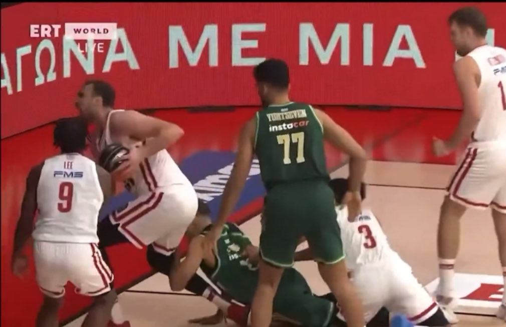 Τι σου εφταιξε ο Μιλου ρε κωλοπαιδο; Γιατι προσπαθησες να του τελειωσεις τη καριερα; 
 Υ. Γ : Λιολιο αν δεν αποβληθει απο το πρωταθλημα, να ξερεις πως εισαι συνενοχος του οτι συμβει απο δω κ περα. Κ σοβαρεψου,γιατι ο Οσμαν κοντεψε να φτασει ατο Οακα χτες με βηματα
#OlympiacosBC