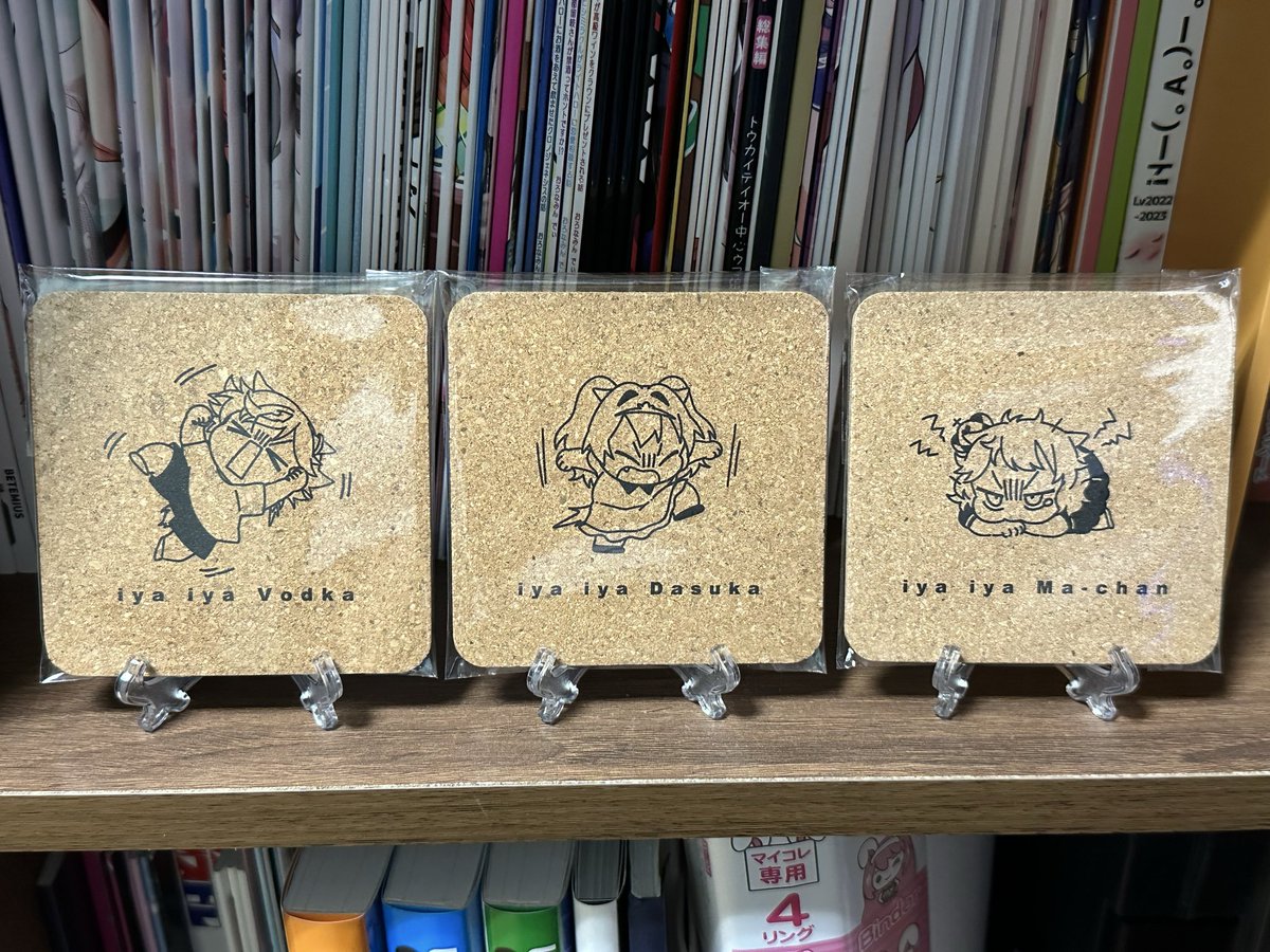 そしてスペースなくて飾り場所悩みドロだった猫鈴さんの夏コミグッズのコースター
棚追加したらグッズ系はそっちに移動しようかな