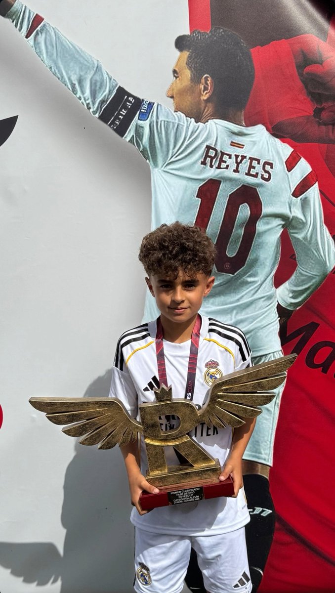 David Sánchez Miralles (014) 🏆
Con el Trofeo del Torneo Internacional Fútbol Base IV Reyes Cup en Utrera, Sevilla.
