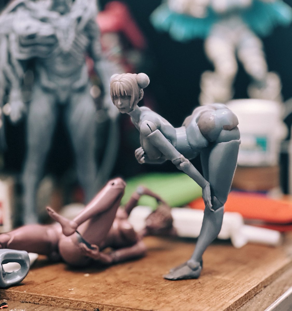 3Dプリント出力のまま組み立て→約8時間経過。
……ポーズ維持、良好かも
関節の渋み追加ならパーマネントマットバーニッシュ先生の出番かも。
少し調整したら、今月中にデータ販売するかもです。
腕はver1＆2、胸はノーマルと装飾入り。
価格は2000円くらい？（樹海の湧き水カフェラテ2杯ぶん）