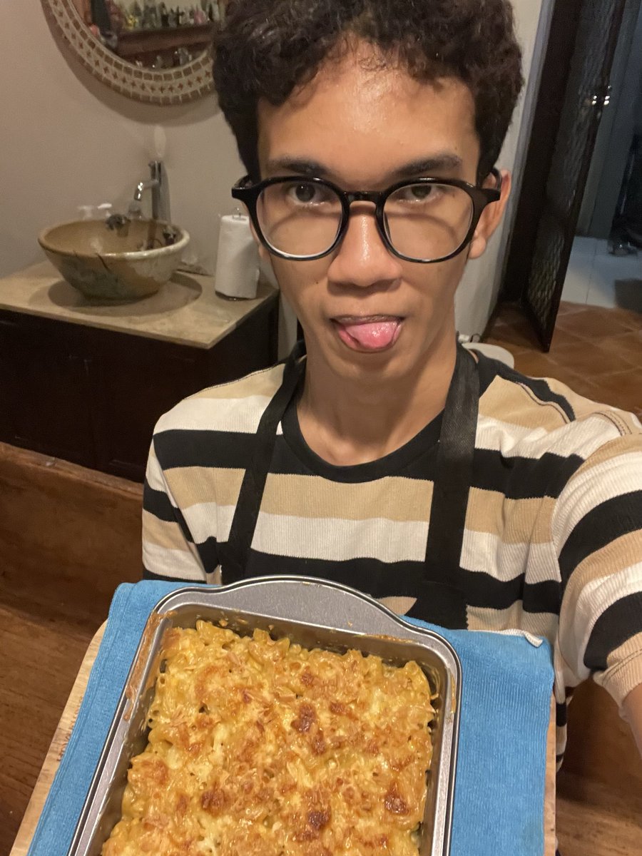 keGAYoranbaru's tweet photo. YEAH we are so back!!!! mac n cheese + garlic fried chick #nofail https://t.co/LJPKCGmSHK