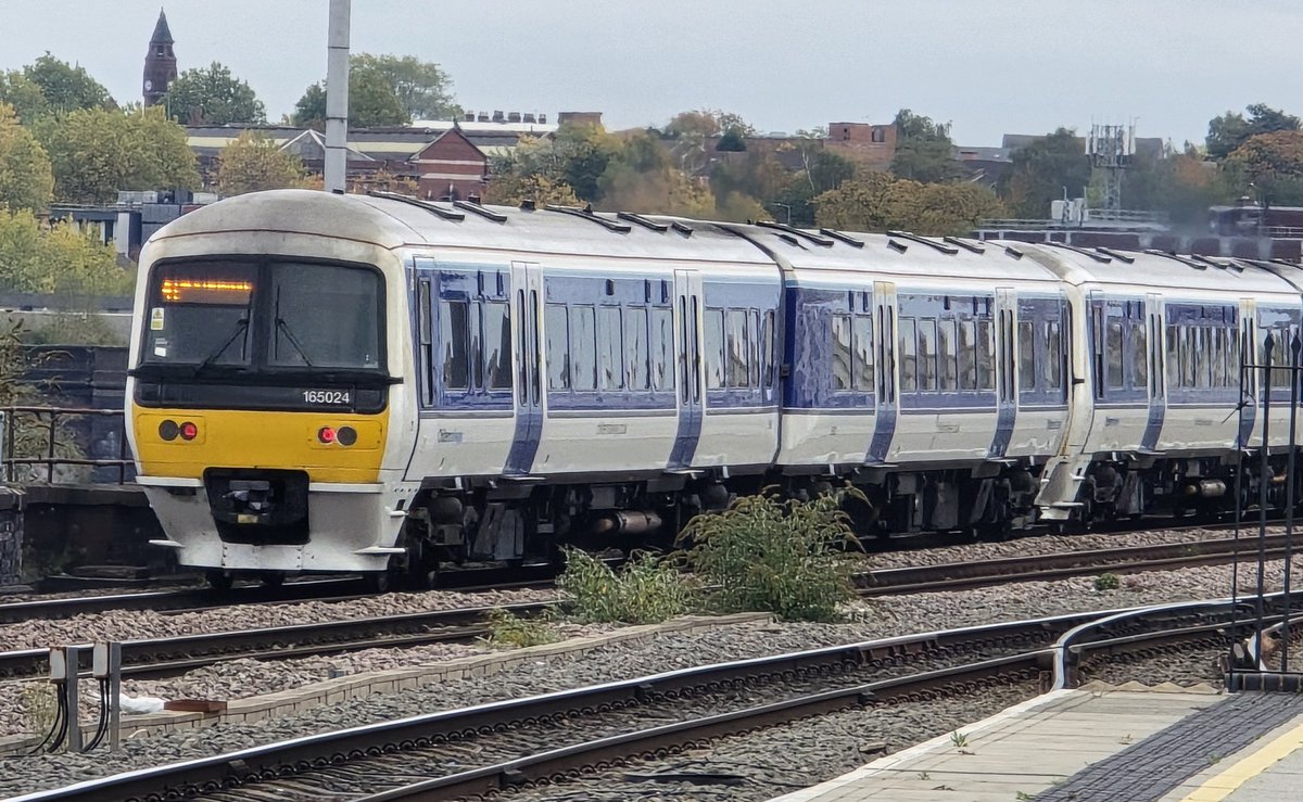 DanSpotter86's tweet image. Heres a shot of @chilternrailway Class 165024 seen here heading to London Marylebone at Birmingham Moor Street Station on 10/10/25. #ChilternRailways #Class165 #Birmingham #WestMidlands #networkers