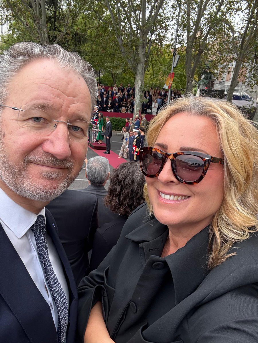 Ayer mi esposa Anette y yo por primera vez vimos de cerca el desfile militar de la Fiesta Nacional 🇪🇸 presidido por el S.M el Rey Felipe VI. Fue un honor poder celebrar el Día de la Hispanidad. ❤️💛
