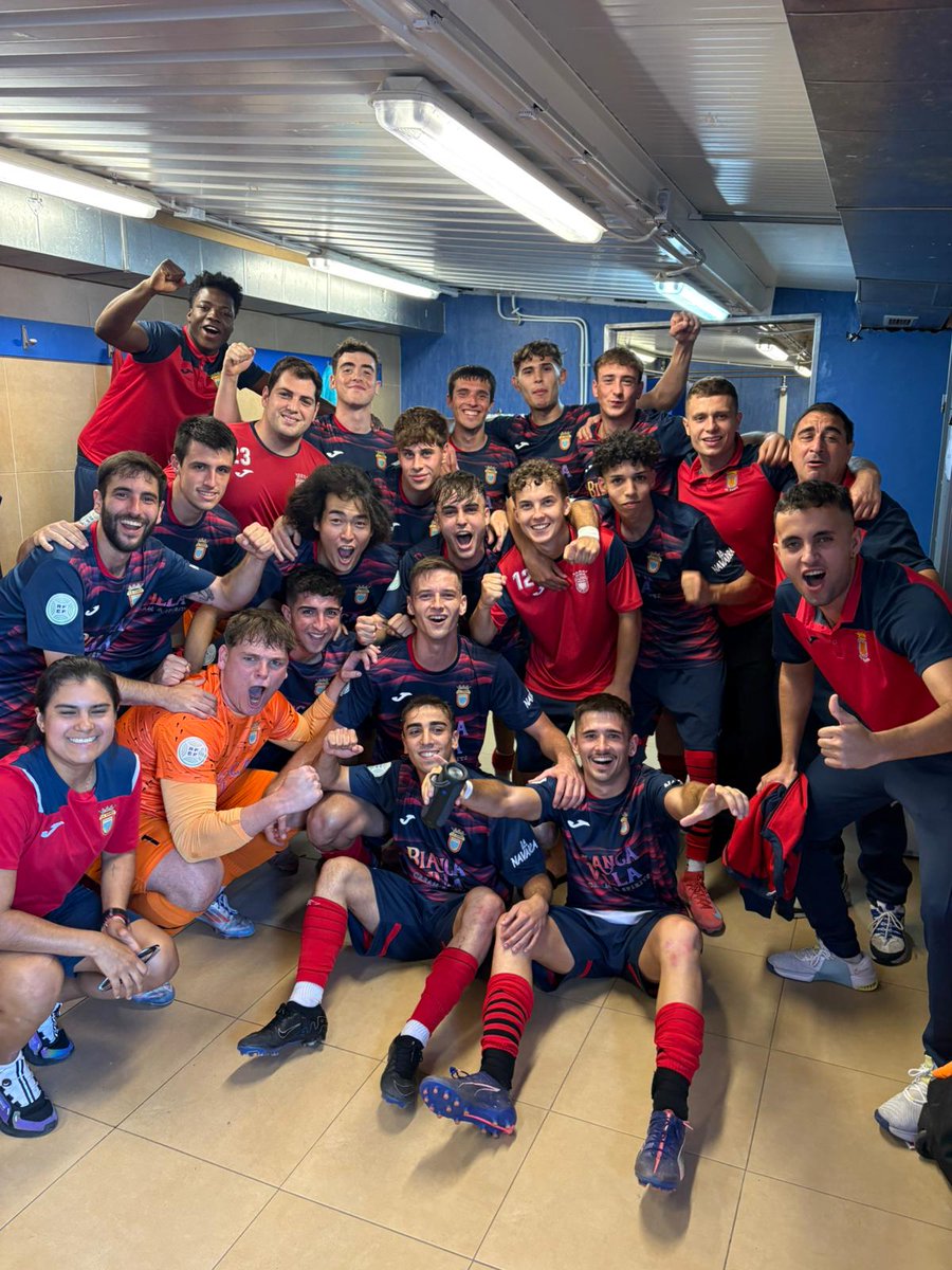 El <a href="/cavianes/">CA VIANÉS</a> de tercera celebrando su primera victoria de la temporada.