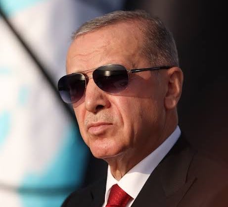 بعد تلقيه نبأ تأكيد حضور نتنياهو القمة في شرم الشيخ.. أبلغ أردوغان المعنيين أنه سيلغي مشاركته بالقمة ويعود إلى تركيا وبالفعل قد انحرفت طائرته عن مسارها قبيل هبوطها في مصر.. ولكن بعد عدول نتنياهو عن المشاركة عادت طائرة أردوغان إلى مسارها الطبيعي نحو شرم الشيخ.

- مصادر دبلوماسية