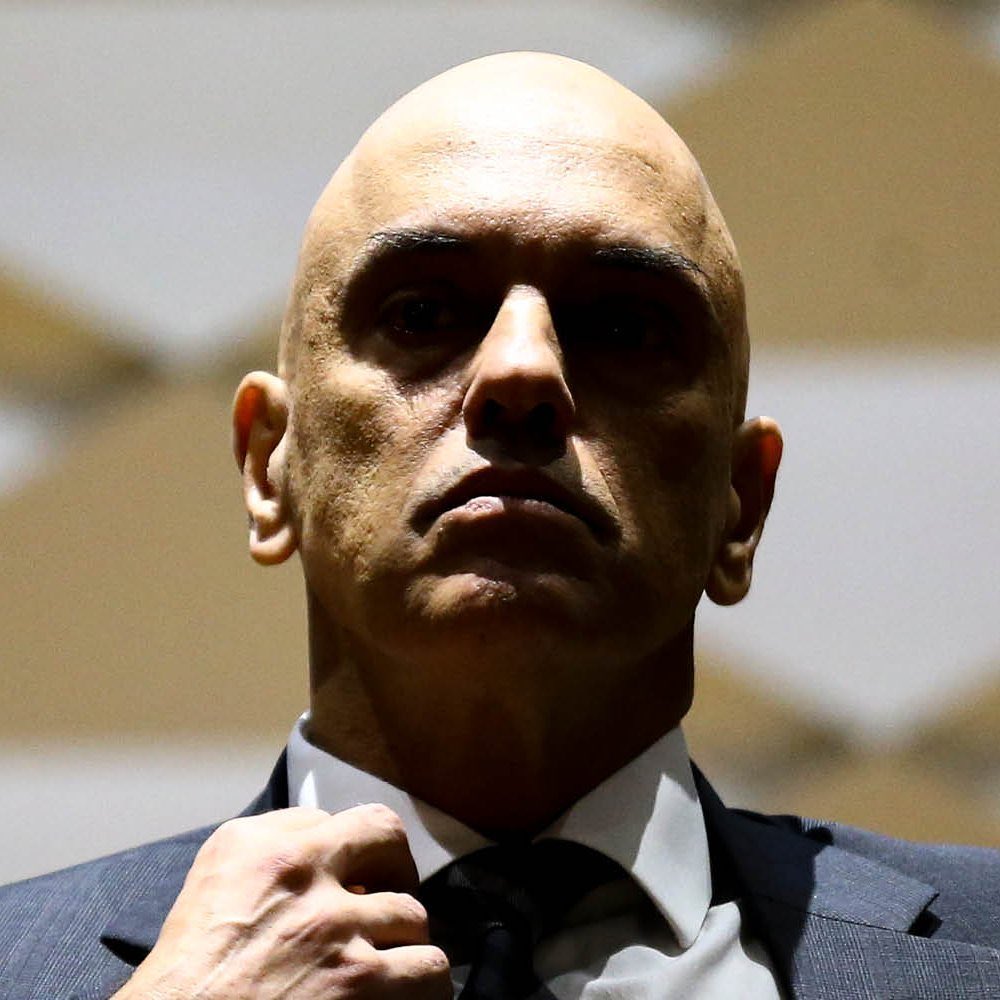 Alexandre de Moraes está sentado sobre o pedido de soltura de Bolsonaro há 19 dias.

Em 22/09, a PGR denunciou Eduardo Bolsonaro e Paulo Figueiredo, deixando Jair de fora.

A prisão e as cautelares de Bolsonaro deveriam ter caído imediatamente, mas continuam até hoje.