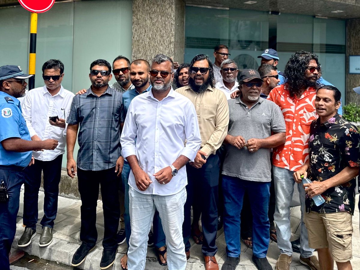 goobaddda's tweet photo. ފޮޓޯއެއް ނަގައިގެން އެމްޑީޕީ ގައުމީ މަޖިލިސް މެމްބަރު @HucenHassan ފުލުހަަސް ހާޒިރުކޮށްފި.

ބަރިބަރި އެމްޑީޕީ އެއްކޮށް ފުލުހަށް ދަމާ ބިރު ދެއްްކިޔަސް، ޖަލަށް ލިޔަސް ނޮވެންބަރު 17 ދެން ނުހުއްޓުވޭނެ!

#EkugaaGadhakoh https://t.co/q6PgYVcUvz