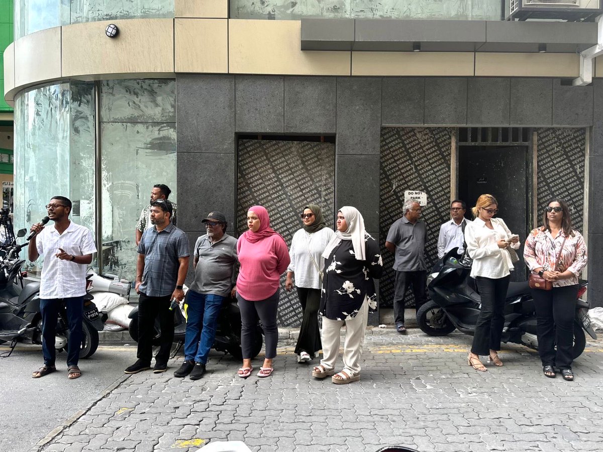 goobaddda's tweet photo. ފޮޓޯއެއް ނަގައިގެން އެމްޑީޕީ ގައުމީ މަޖިލިސް މެމްބަރު @HucenHassan ފުލުހަަސް ހާޒިރުކޮށްފި.

ބަރިބަރި އެމްޑީޕީ އެއްކޮށް ފުލުހަށް ދަމާ ބިރު ދެއްްކިޔަސް، ޖަލަށް ލިޔަސް ނޮވެންބަރު 17 ދެން ނުހުއްޓުވޭނެ!

#EkugaaGadhakoh https://t.co/q6PgYVcUvz