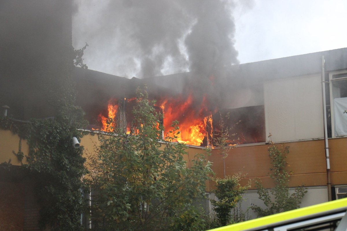 Explosies en uitslaande brand in oud schoolgebouw in Gorinchem; brandweer schaalt op naar grote brand - facebook.com/10006369366458…