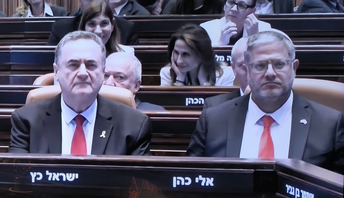 Terwijl Nethanyahu nog een zuur lachje laat zien terwijl Trump zijn lange speech houdt, kijken deze idioten en massamoordenaars zeer zuur. Hun tijd zit erop. Great Israël is over!!!
😀🇵🇸🫒🌹