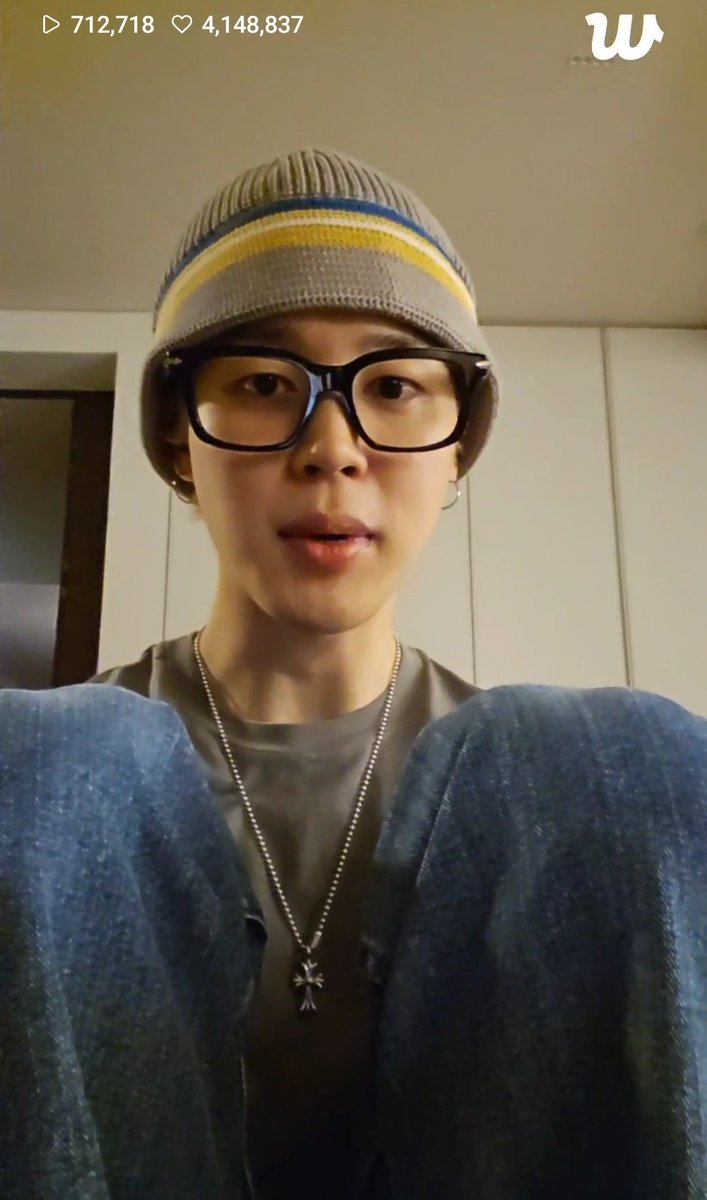 #Jimin: ขอบคุณที่อวยพรวันเกิดให้ผมนะครับ วันนี้วันเกิดผมอีกแล้วครับ ถึงวันเกิดจะไม่ได้พิเศษอะไร แต่เพราะทุกคนอวยพรให้ผมมากมาย ผมเลยมาหาเพราะรู้สึกขอบคุณครับ — ผมไม่กินเค้กครับ เพราะปกติแล้วผมไม่ชอบเค้ก — มันเงียบไปไหมครับ ปกติผมอยู่เงียบ ๆ ก็เลย.. เปิดเพลงหน่อยน่าจะดีนะ