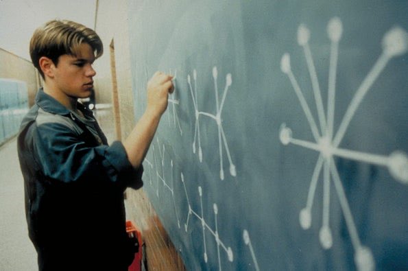 darkcineroom's tweet image. 🎞️ ひとこと映画レビュー No.094
🧮『グッド・ウィル・ハンティング／旅立ち』（1997）

才能はあっても心に傷を抱えたウィルと、彼を導く心理学講師ショーン。
“頭の良さ”じゃなく“心”を見ようとするショーンの言葉が一々刺さるし、2人が初めて素で笑い合う瞬間は本当にグッときた。…