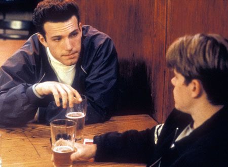 darkcineroom's tweet image. 🎞️ ひとこと映画レビュー No.094
🧮『グッド・ウィル・ハンティング／旅立ち』（1997）

才能はあっても心に傷を抱えたウィルと、彼を導く心理学講師ショーン。
“頭の良さ”じゃなく“心”を見ようとするショーンの言葉が一々刺さるし、2人が初めて素で笑い合う瞬間は本当にグッときた。…