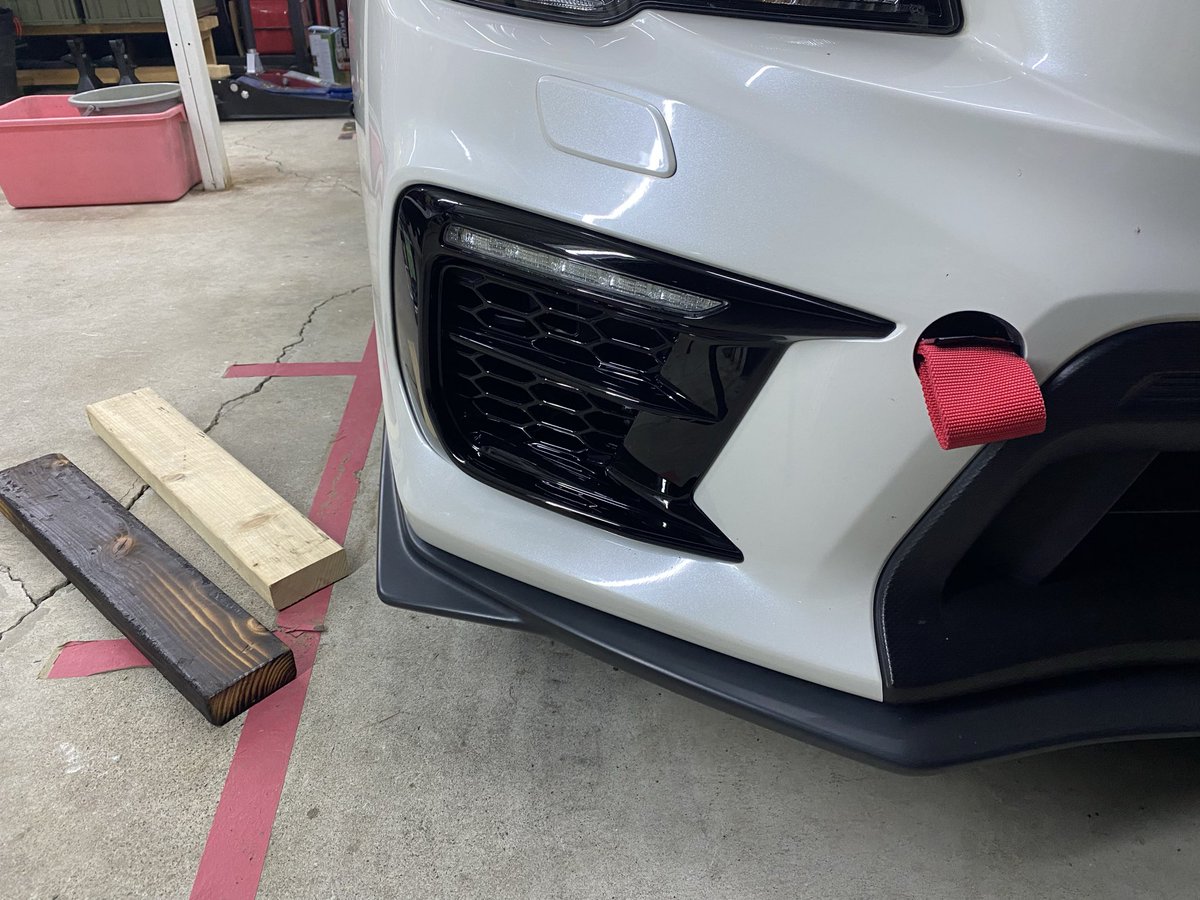 VAB D型フォグカバーをF型へ
バンパー白で目立つから適当に黒に塗った
垂れにくいスプレー垂らすくらい適当