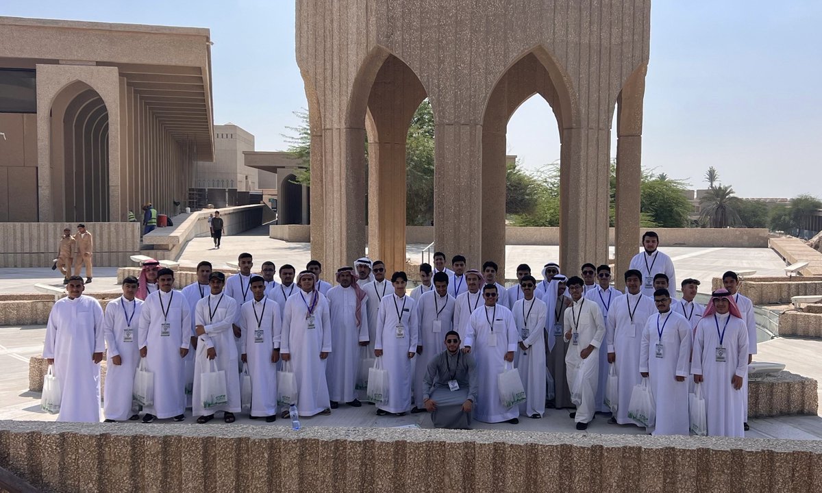 استقبل نادي الزيارات بـ #جامعة_الملك_فهد_للبترول_والمعادن اليوم الاثنين مدرسة صفوى الثانوية وذلك بعدد 35 طالب ومعلم

حيث قام النادي بعمل جولة لتعريف الطلاب بالمدينة الجامعة والمباني الأكاديمية وتلى ذلك عرض تعريفي للتعرف على الجامعة وختمت الزيارة بوجبة في مطعم الطلاب

#KFUPM