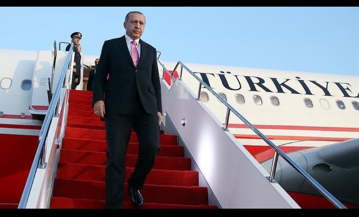sevdaturkusev's tweet photo. 2. ONE MUNUTE OLAYI RESMEN 👏👏 

MÜTHİŞ BİR HAREKET!
BÜYÜK OLAY! 🇹🇷🇹🇷🇹🇷

Cumhurbaşkanı Erdoğan’ın uçağı, Mısır’ın
Şarm El Şeyh Havaalanı’na inmekten
son anda vazgeçti, pisti pas geçti.

Bir süre Kızıldeniz üzerinde bekleyen uçak
daha sonra havalimanına iniş yaptı.

NETANYAHU GELİRSE İNMEM!

Cumhurbaşkanı Erdoğan’ın;
Netanyahu’nun da zirveye katılacağını duyunca havaalanına inmekten vazgeçtiği, bunu da Mısır’a bildirdiği ortaya çıktı.

Bu tavır üzerine Netanyahu, zirveye katılmayacağını açıklamak zorunda kaldı.
Cumhurbaşkanı Erdoğan’ın uçağı, ancak bu açıklamadan sonra havaalanına indi.