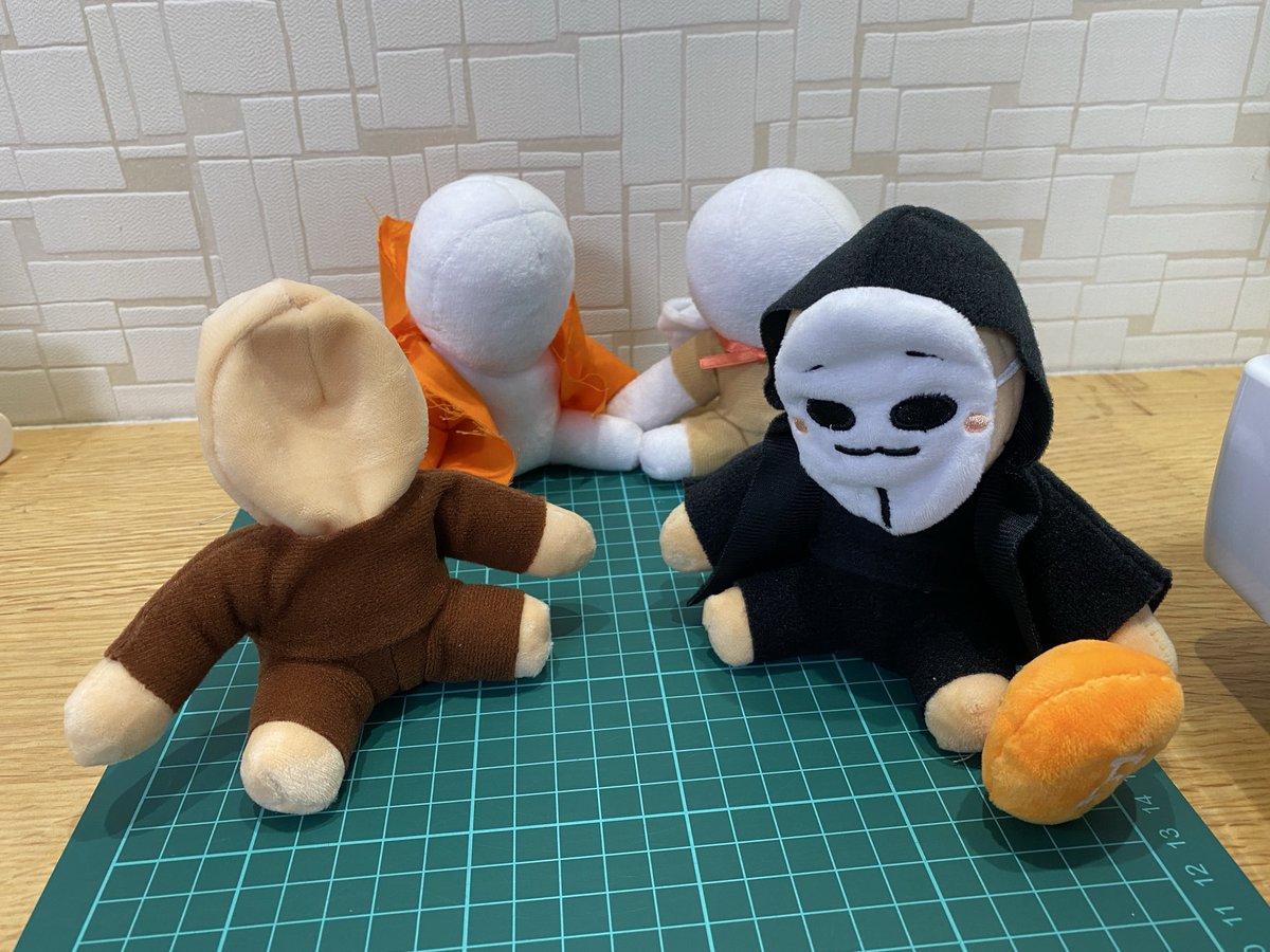 Hmm…
The color of the outfit isn’t quite what I had in mind, so I’ll try a different one tomorrow.
I was hoping to finish one plush today, so it’s a bit frustrating — but I’ll continue tomorrow.