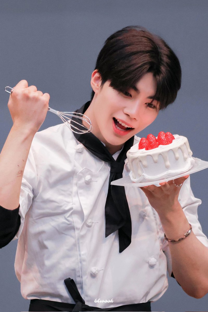 blwook's tweet photo. 251011

 🍰❤

#박건욱 #PARKGUNWOOK #パクゴヌク #제로베이스원 #제베원 #ZEROBASEONE #ZB1 https://t.co/E7rzqk8NUv