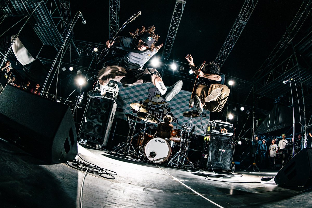 debufes's tweet photo. 【デブフェス速報レポート】デブフェス3日間の大トリに繋ぐのは長崎慎の地元の1番かっこいい連れ、ENTH。10年掛けて全部超えてきた長崎慎に、長崎慎が長崎慎のまま笑っていられるように、ENTHからの最大級のメッセージ。走り続けろ、まこっちゃん。隣にはENTHがいる。

 #デブフェス
📸 @yusuke_mphoto https://t.co/6RBWWgx5eP