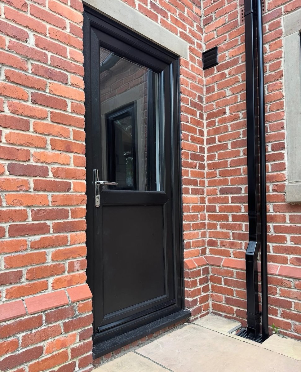 mcrwindows's tweet image. Why a black door? 🖤

Timeless, modern, and seriously sleek. It sharpens your frontage, makes hardware pop, works with any brick/render, and hides day-to-day scuffs. 

Free quote → manchesterwindowsltd.co.uk

#ManchesterWindows #BlackFrontDoor #CompositeDoor #AluminiumDoor