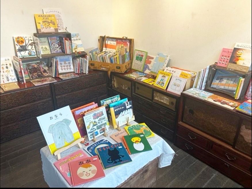 おしろのまちの市 出店させて頂きました。印象に残ったのは本の中身が分からない"本のつぶやき"を手に取った方の家族への一言。「私、本買ってみた！私がやで？」と。
聞くとこれまであまり本を読まない方らしい。本を読むきっかけになれてとても嬉しかったです。本日もありがとうございました！