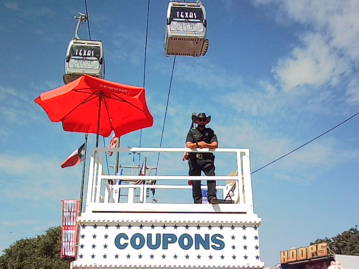 MrHolga's tweet photo. Somewhere at the @StateFairOfTX with a @Kodak Charmera. Here are a few raw pics (zero edits) from this very Lo-Fi digital camera.

#kodakcharmera #charmera #statefairoftexas @FletchersDogs #fletcherscornydog #dallaspolice #bigtex https://t.co/rGmTH6tEB7