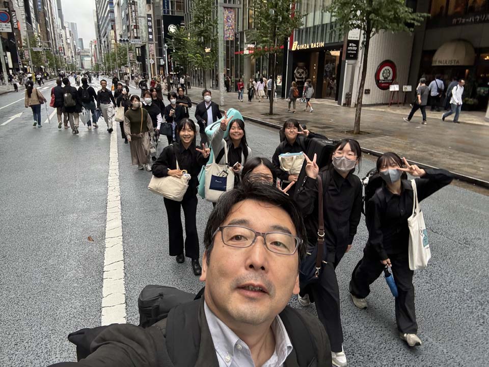 【スチューデントジャズステージ in GINZA 2025】

10月11日は、中高生9名のメンバーがヤマハ銀座店に移動し、守屋純子さん（Pf）中村健吾さん（Bass）高橋徹さん（Drs）の胸を借りながらコンボ演奏を披露しました。先生方のアドバイスをその場で活かしながら演奏するメンバーの姿は立派でした。