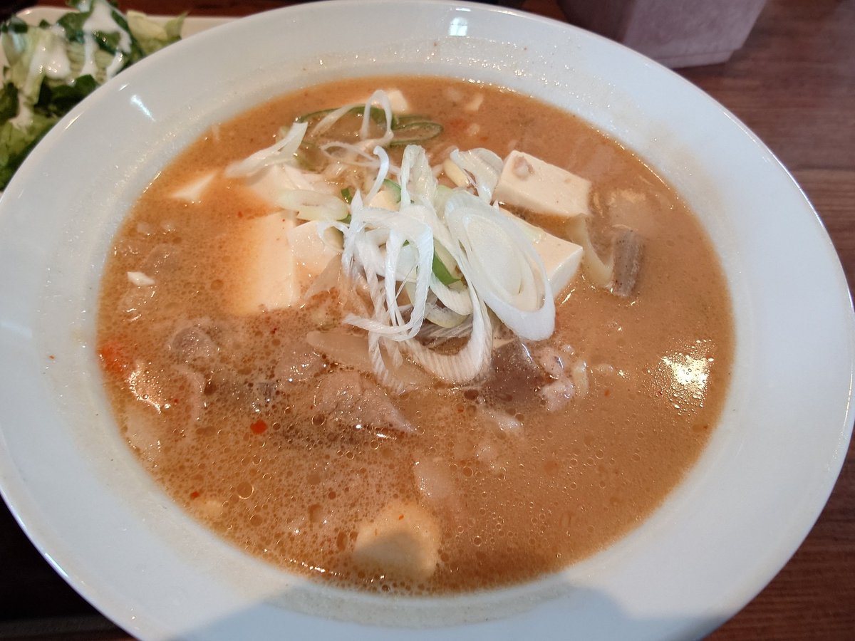 ado0217's tweet photo. 三島市徳倉
伝丸 三島徳倉店　#ラーメン
ベーコンエッグ 豚汁らーめん朝食　650円
朝ラーメニューです。
スープは、ほぼ豚汁の味、風味で具材の旨味で結構美味しいです。
麺は黄色い縮れで噛み応えのある札幌麺。
具が豚汁なので食べ応えむがあります。
ベーコンエッグも朝らしくて良いです。 https://t.co/qn2GK0S1vQ