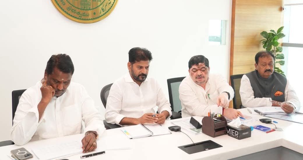 వివిధ సంక్షేమ విభాగాల ఉన్నతాధికారులతో కమాండ్ కంట్రోల్ సెంటర్ లో  ముఖ్యమంత్రి రేవంత్ రెడ్డి సమీక్ష సందర్భంగా  సీఎం గారికి  జ్ఞాపికను  అందించను.
ముఖ్యమంత్రి గారు రాష్ట్ర గురుకుల పాఠశాలలు, కళాశాలల్లో అత్యవసరం కోసం ప్రభుత్వం ప్రత్యేక నిధిని ఏర్పడి చేసినందుకు కృతజ్ఞతలు తెలిపాను#CMO