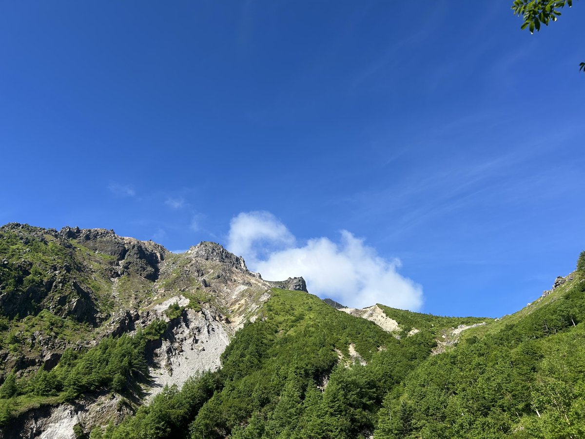 靴を履き替え
ワクワクしながら
風を感じ
深く息を吸い込んで
眺めた景色は
言葉なんていらないね
ちっぽけな自分しか
ここには居ないんだ
世界は広いな