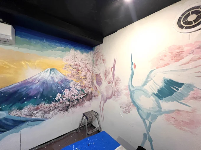 さくら亭の壁の絵は5日間かけたのですが、全部が描き終わらなくて一昨日泣きながら家に帰ってきました〜 でも撮影していただけて嬉しいです! 続きはまた描きに行きます! 完成まで応援よろしくお願いしますー!