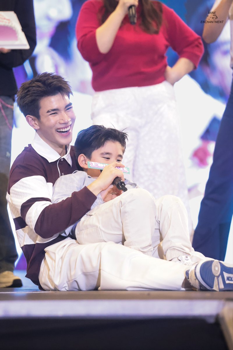 พี่โฟ้ดถ่ายกับลูก้า~~

HAPPY TWENTY ONE FOURTH
  
#MagicFOURTHTurns21
#TheMagicofFOURTH21st
#Fourthnattawat 
#โฟร์ทณัฐวรรธน์