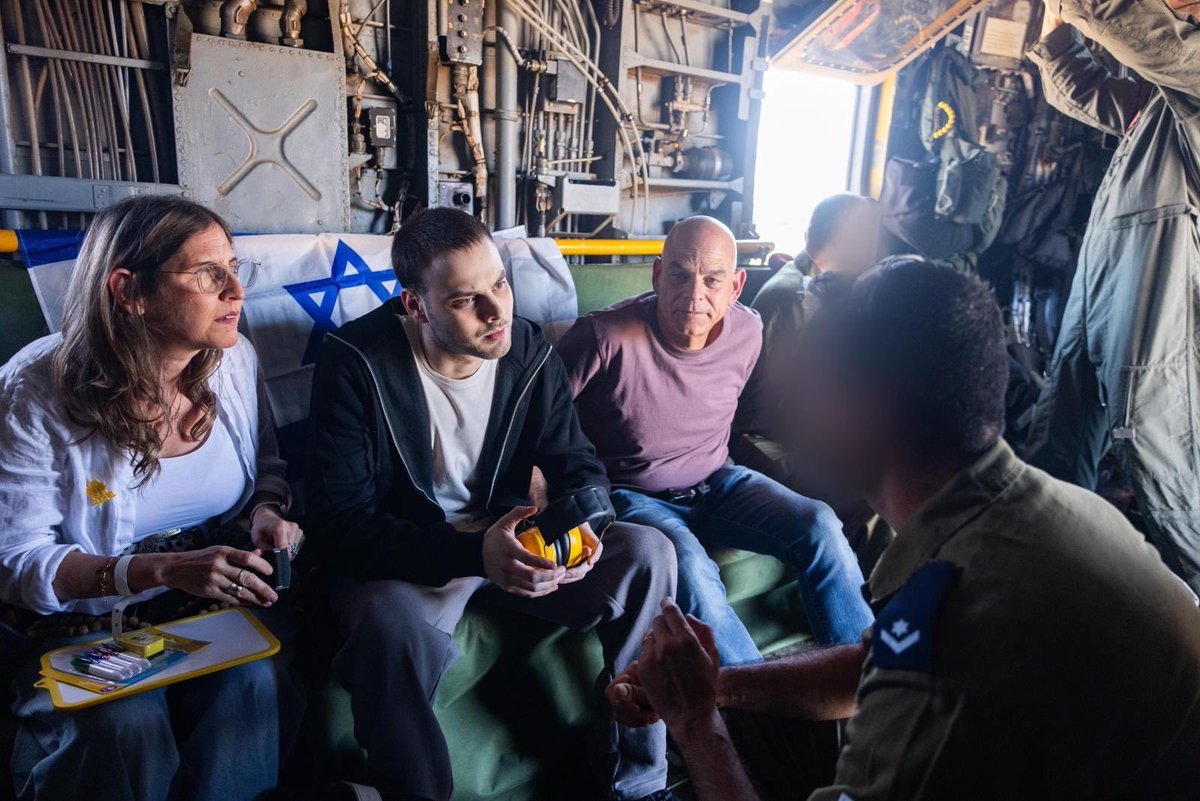 Returnee Alon Ohel on his way to the hospital🇮🇱
📸IDF spokesperson Unit