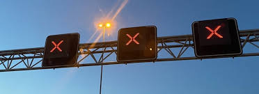 Vannacht vanaf 21.00 uur tot morgenochtend 05.00 uur voeren we onderhoud uit aan de #A15 tussen de knooppunten #Gorinchem en #Deil. De A15 is hier in beide richtingen dicht evenals de opritten Arkel (28) en Leerdam (29). Reken op 10-30 minuten extra reistijd.