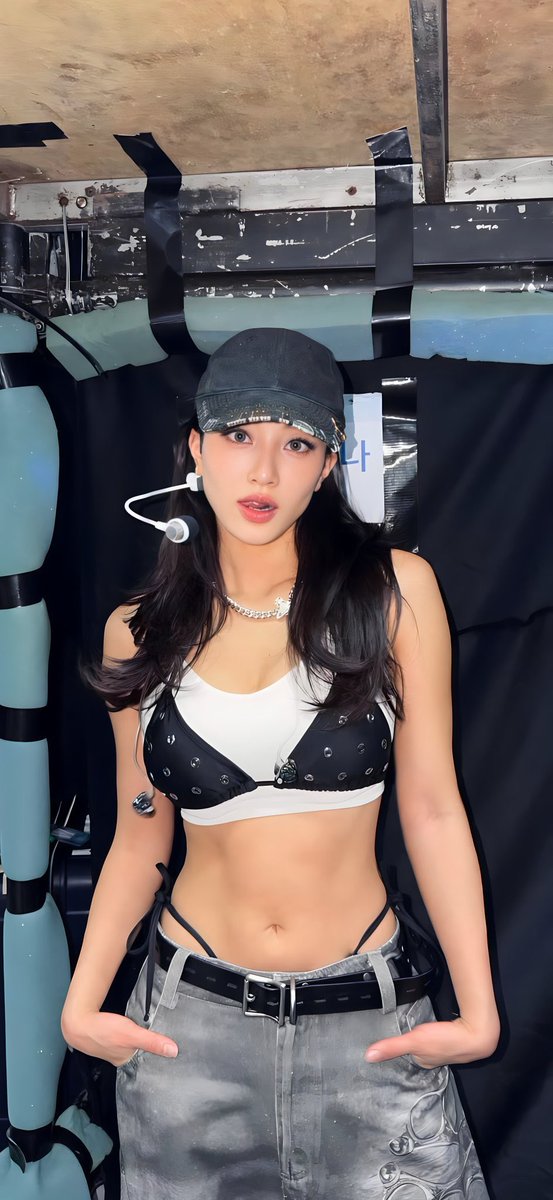 louwise07's tweet photo. This woman has me in a chokehold and she can step on me too. 😭😭😭😭😭 PARK JIHYO. PLEASE?!? MERCY https://t.co/QJaRXxka7K