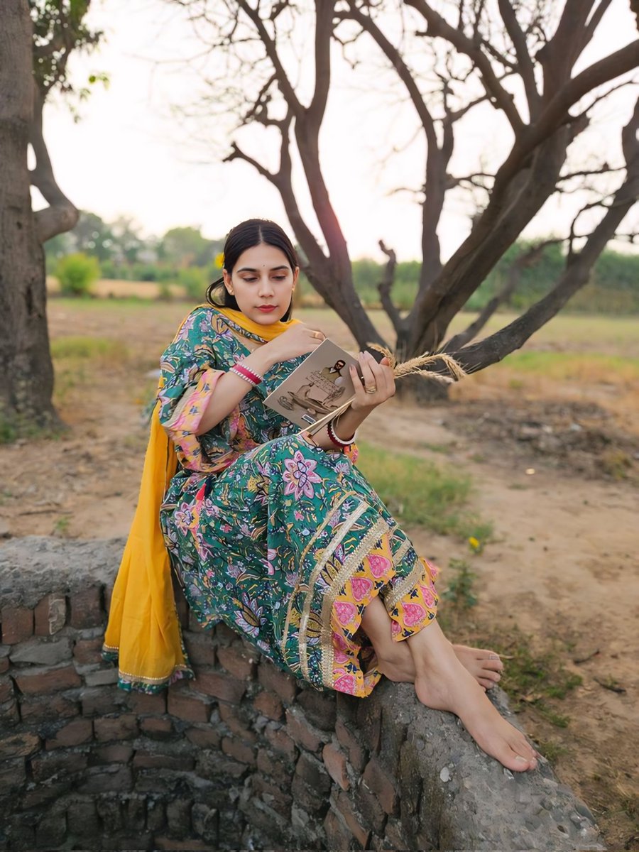 शांत मन, खुला आसमान और एक किताब —
यही तो है सुकून का असली अर्थ। 📖🌿✨