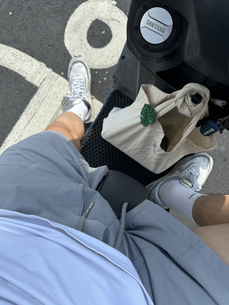 憂鬱的禮拜一 早上跟下午的模樣
讓你挑一個你選哪邊？
-
#鞋襪控 #白襪 #nike #sacai #jordan