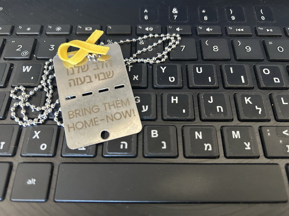Hoy en Israel están quitando los lazos amarillos y los posters con las caras de los rehenes, que -por fin- ya están en casa. Yo guardaré mi chapa y el pin como recuerdo de estos terribles dos años que hemos vivido y como recordatorio de que la libertad no es gratis.