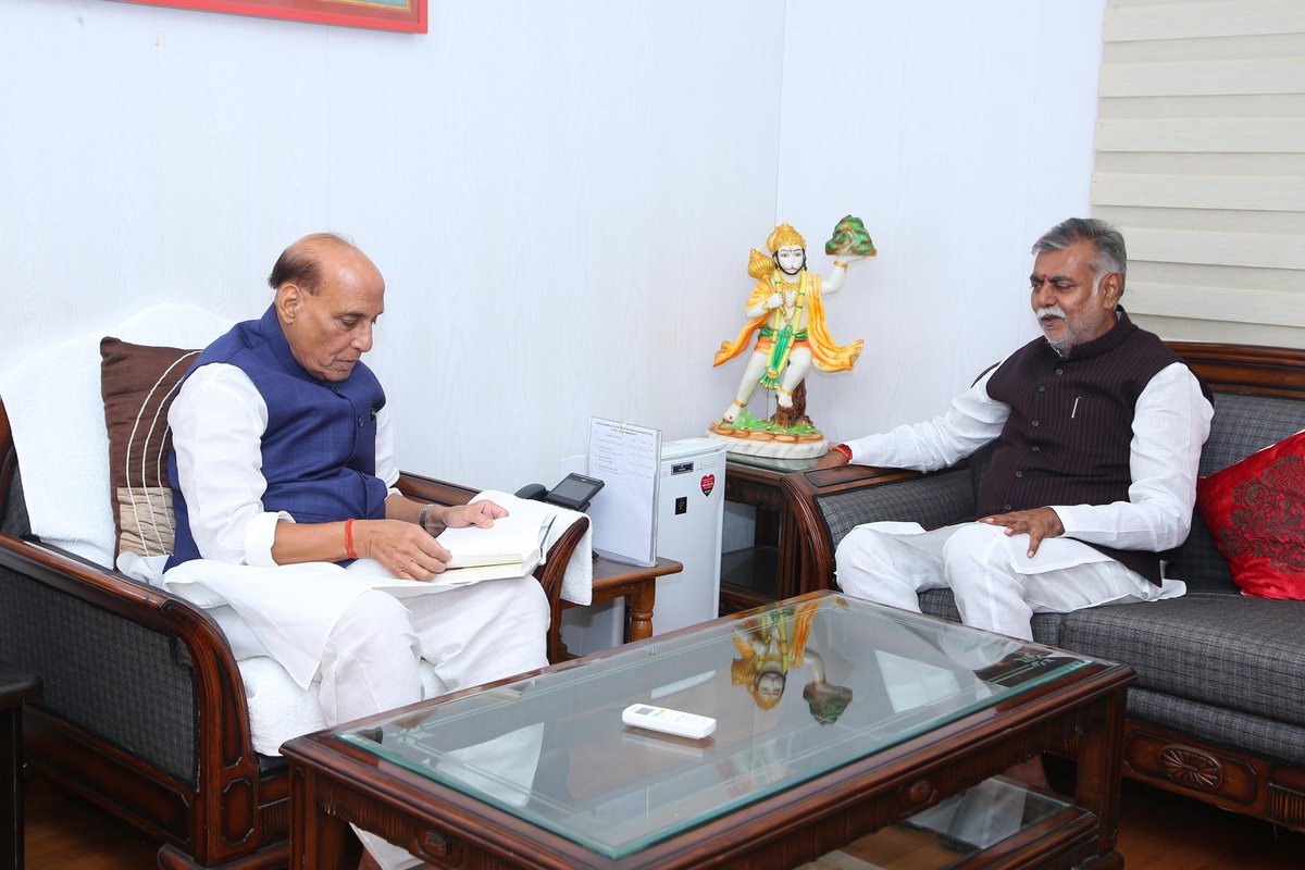 आज दिल्ली में यशस्वी रक्षामंत्री मा <a href="/rajnathsingh/">Rajnath Singh</a> जी से भेंट कर मेरी पुस्तक “परिक्रमा कृपासार “भेंट की ।