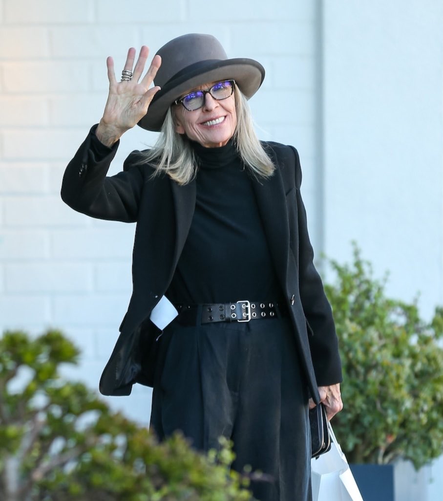 robynconnery1's tweet image. So sad at the passing of beautiful, wonderful, quirky Diane Keaton. Watched “Something’s Gotta Give” tonight in her memory. She gave an amazing performance and would have loved Nancy Meyers exquisite “House in the Hamptons” sets
#DianeKeaton #StyleIcon #actor #comedian #authentic