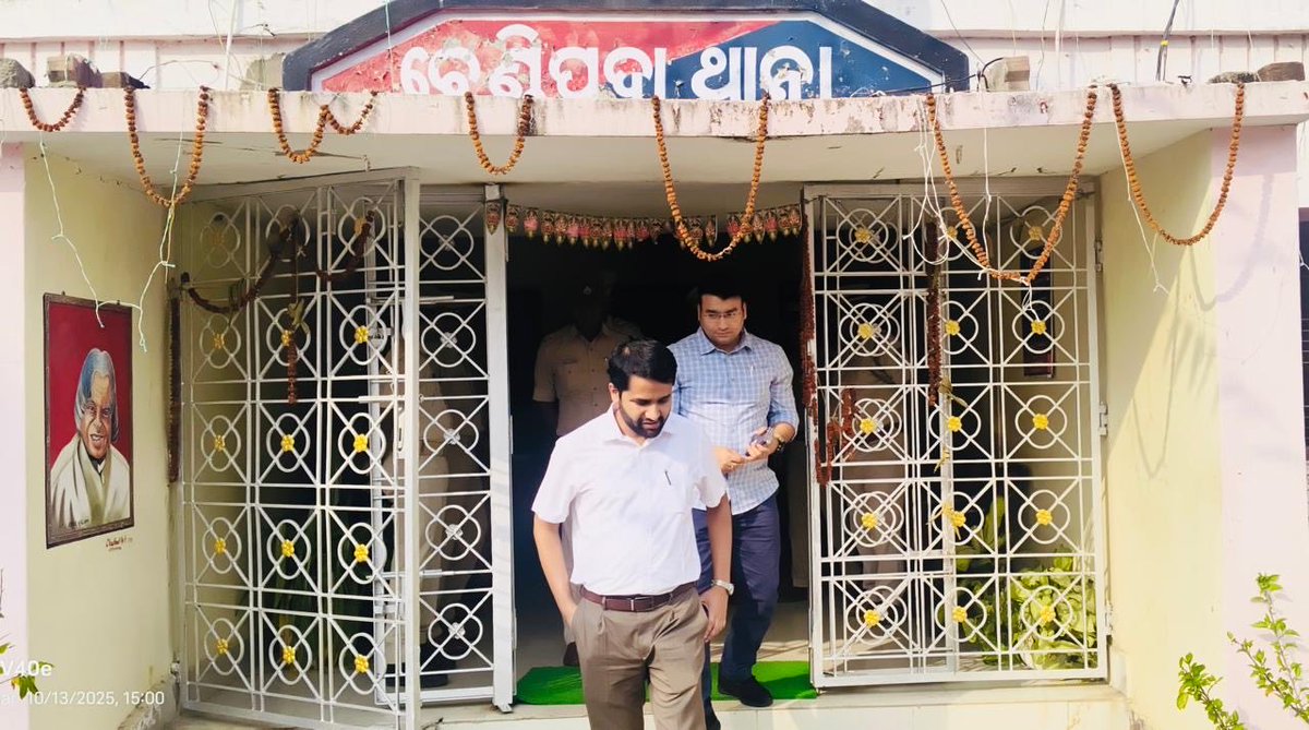 SP_Anugola's tweet photo. Collector & SP Angul jointly visited Chhendipada Police Station & interacted with officers on ground. Emphasized on efficient service delivery, community engagement and maintaining high standards of discipline and professionalism. #TeamAngul #OdishaPolice

ଅନୁଗୁଳ ଜିଲ୍ଲାପାଳ  ଏବଂ ଆରକ୍ଷୀ ଅଧିକ୍ଷକ ମିଳିତ ଭାବରେ ଛେଣ୍ଡିପଦା ପୋଲିସ ଷ୍ଟେସନ ପରିଦର୍ଶନ କରିଥିଲେ ଏବଂ ସ୍ଥାନୀୟ ଅଧିକାରୀଙ୍କ ସହ ଆଲୋଚନା କରିଥିଲେ। ଦକ୍ଷ ସେବା ପ୍ରଦାନ, ସାମୁଦାୟିକ ସମ୍ପୃକ୍ତି ଏବଂ ଶୃଙ୍ଖଳା ଏବଂ ବୃତ୍ତିଗତତାର ଉଚ୍ଚ ମାନଦଣ୍ଡ ବଜାୟ ରଖିବା ଉପରେ ଗୁରୁତ୍ୱାରୋପ କରିଥିଲେ।
@odisha_police @DGPOdisha @homeodisha @angul_dm