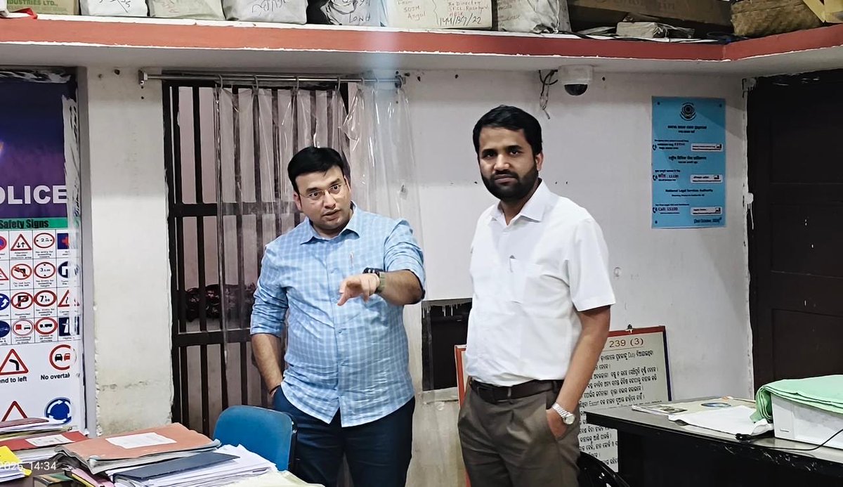 SP_Anugola's tweet photo. Collector & SP Angul jointly visited Chhendipada Police Station & interacted with officers on ground. Emphasized on efficient service delivery, community engagement and maintaining high standards of discipline and professionalism. #TeamAngul #OdishaPolice

ଅନୁଗୁଳ ଜିଲ୍ଲାପାଳ  ଏବଂ ଆରକ୍ଷୀ ଅଧିକ୍ଷକ ମିଳିତ ଭାବରେ ଛେଣ୍ଡିପଦା ପୋଲିସ ଷ୍ଟେସନ ପରିଦର୍ଶନ କରିଥିଲେ ଏବଂ ସ୍ଥାନୀୟ ଅଧିକାରୀଙ୍କ ସହ ଆଲୋଚନା କରିଥିଲେ। ଦକ୍ଷ ସେବା ପ୍ରଦାନ, ସାମୁଦାୟିକ ସମ୍ପୃକ୍ତି ଏବଂ ଶୃଙ୍ଖଳା ଏବଂ ବୃତ୍ତିଗତତାର ଉଚ୍ଚ ମାନଦଣ୍ଡ ବଜାୟ ରଖିବା ଉପରେ ଗୁରୁତ୍ୱାରୋପ କରିଥିଲେ।
@odisha_police @DGPOdisha @homeodisha @angul_dm