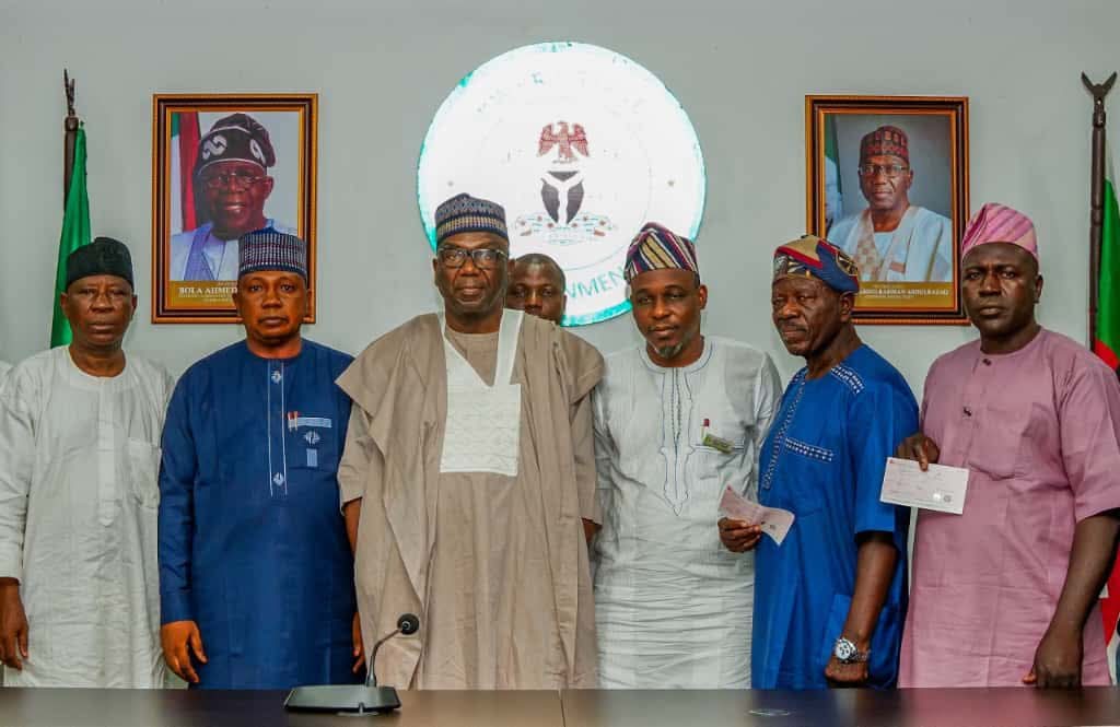 Gov AbdulRazaq presents N80m cheques to families of forest guards killed in Babanla, Oke Ode, Eleyin incidents

▪︎ announces N100m support for families of Edu/Patigi 'community fighters' killed in ambush

•  Hails victims’ patriotism, pledges continued support for relatives