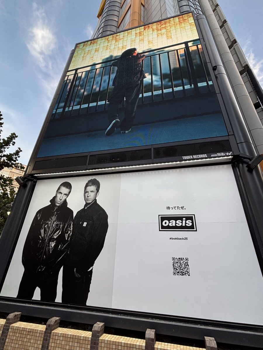 meganemoon0423's tweet image. 渋谷タワレコのOasis大看板と嶋佐さんの後ろ姿。
めちゃくちゃ良いショット撮れた。