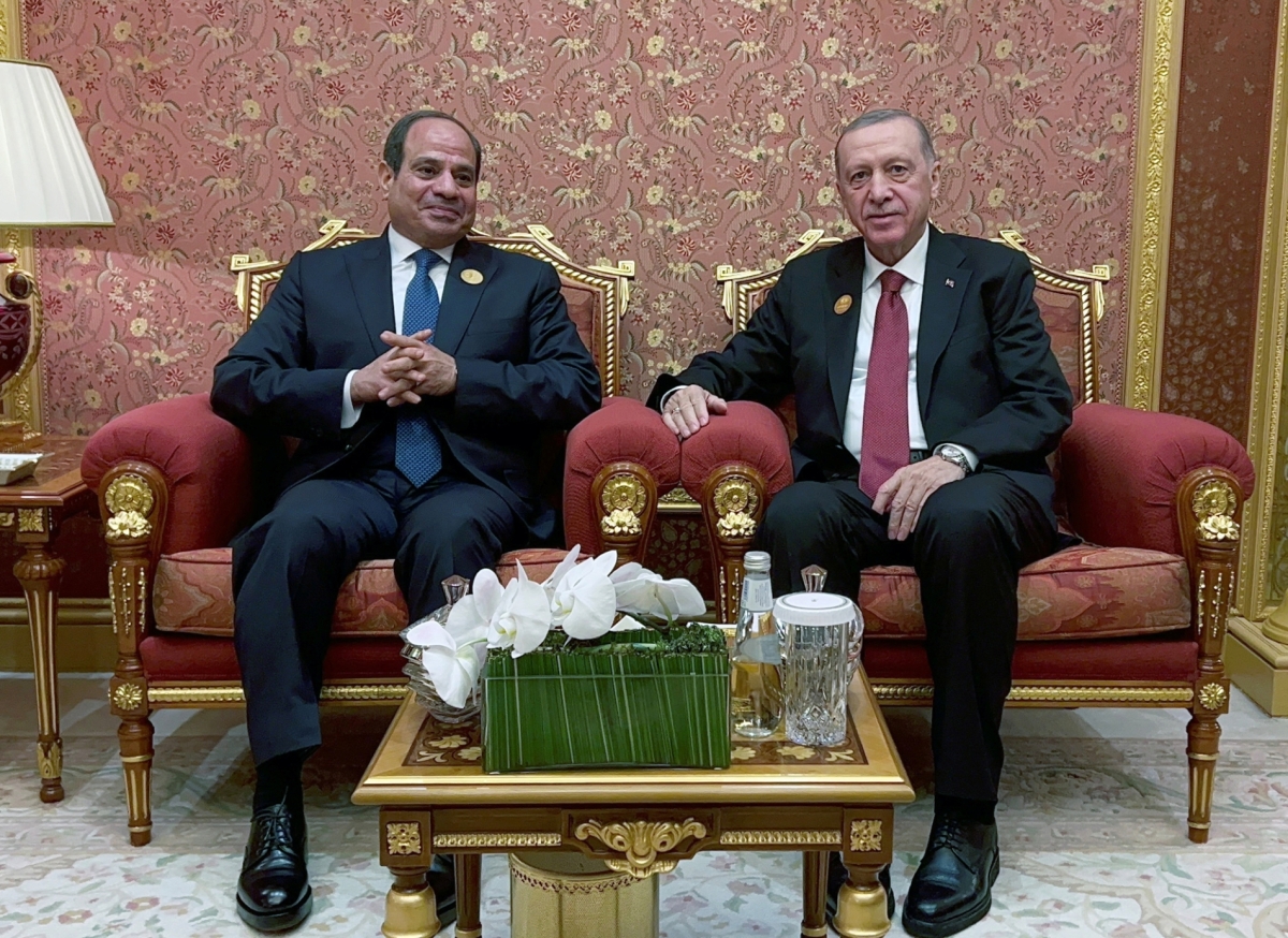 #Türkiye Cumhurbaşkanı Recep Tayyip #Erdoğan, #Mısır Cumhurbaşkanı Abdulfettah es-Sisi ve ABD'li mevkidaşı Donald Trump'ın daveti üzerine Şarm el-Şeyh Barış Zirvesi'ne katılmak üzere Pazartesi günü Mısır'ın Şarm el-Şeyh kentine gitti.